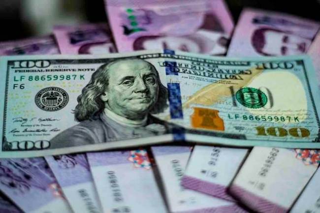 المركزي يحدد سعر تفضيلي لدولار حوالات المنظمات الدولية والسفارات عند 700 ليرة للدولار 