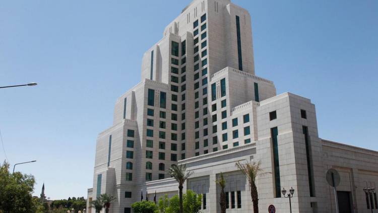 بعد العقوبات الامريكية عليه .. سلسلة فورسيزونز تلغي إدارتها لفندقها بدمشق