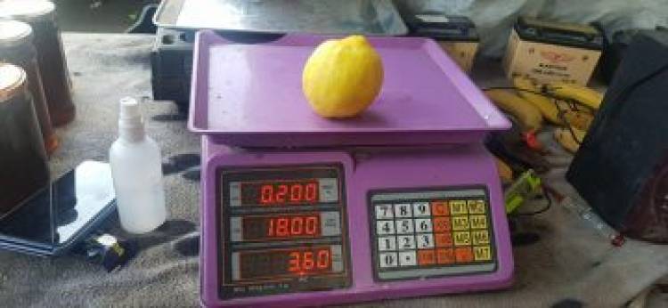 مواطنون يشترون الخضار والفواكه بالحبة.. تعرف على أسعارها